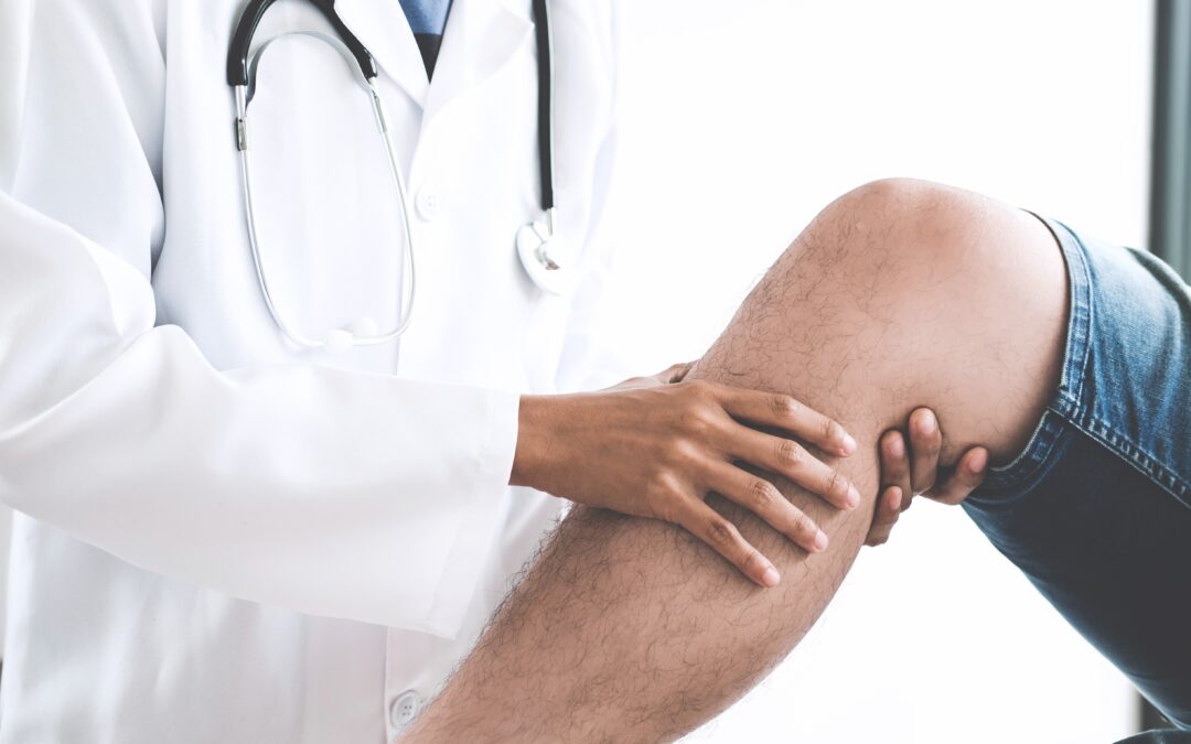 Seu joelho dói e estala frequentemente? Saiba o que pode estar causando estes sintomas.